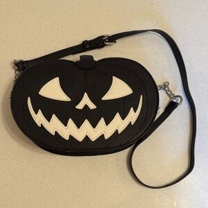 Black and White Pumpkin Face Crossbody Bag

Glows in the dark!!